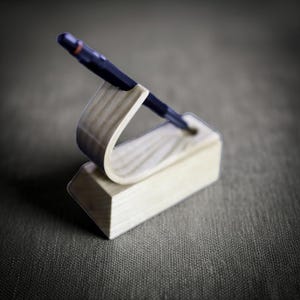 Expositor de lujo para bolígrafos de madera: accesorio de escritorio de madera de fresno americano imagen 1