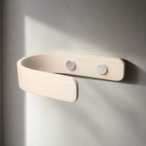 白いカーテンタイバックホールドバックとモダンなクローム装飾金具を組み合わせる