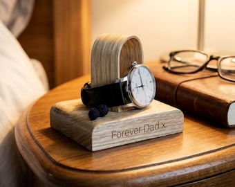 Supporto per orologio in rovere personalizzato, porta orologio in legno inciso, espositore minimalista per orologi, supporto per orologio su misura, regalo di anniversario per lui e per lei