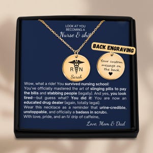 Colar de caduceu de formatura de enfermeira engraçada, presente de escola de enfermagem dos pais, presente de formatura de RN, joias médicas, presente de mamãe e papai