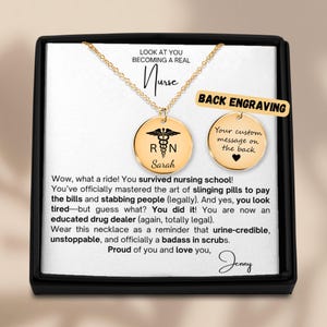 Presente de formatura de enfermeira personalizado engraçado – Colar de caduceu com cartão personalizado engraçado – Presente de formatura de RN para filha, amiga, nova enfermeira