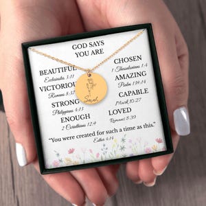 Gott sagt, dass du Bibel-Vers-Halskette bist - individuelles Namensgeschenk für Tochter, Mutter, Krankenschwester, Frau, Süßer 16, 50. Geburtstag, Geburts-Monats-Blume