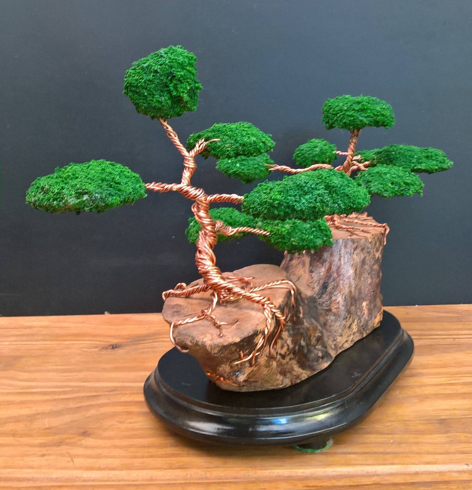 Esculturas de bonsái de alambre de cobre retorcido montadas en Etsy