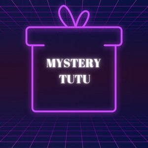 Puede incluir: Una caja de regalo rosa neón con un lazo en la parte superior. La caja tiene las palabras "MYSTERY TUTU" escritas en ella.