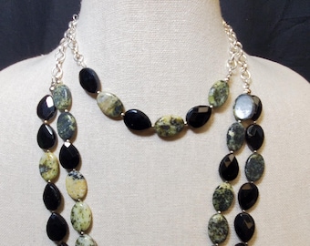 Set collana in vetro verde e nero