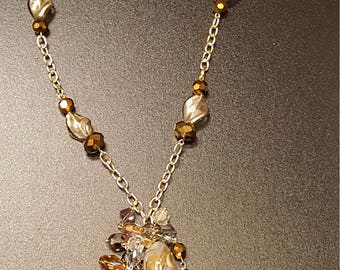 ぶら下がるビーズのシャンデリアネックレス、グレーとゴールド