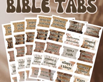 Puede incluir: Un conjunto de 20 pestañas de la Biblia de estilo boho con una paleta de colores neutros. Las pestañas presentan una variedad de nombres de libros de la Biblia, incluyendo Génesis, Éxodo, Levítico, Números, Deuteronomio, Josué, Jueces, Rut, 1 Samuel, 2 Samuel, 1 Reyes, 2 Reyes, 1 Crónicas, 2 Crónicas, Esdras, Nehemías, Salmos, Proverbios y Hechos. Las pestañas están impresas en papel blanco con un fondo marrón y tienen una estética rústica y vintage.