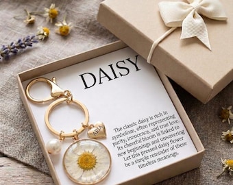 Personalized Pressed Daisy Keychain, Custom Name Floral Bag Charm, Resin Flower Keychain with Pearl, Botanical Gift Box, Birthday Gift