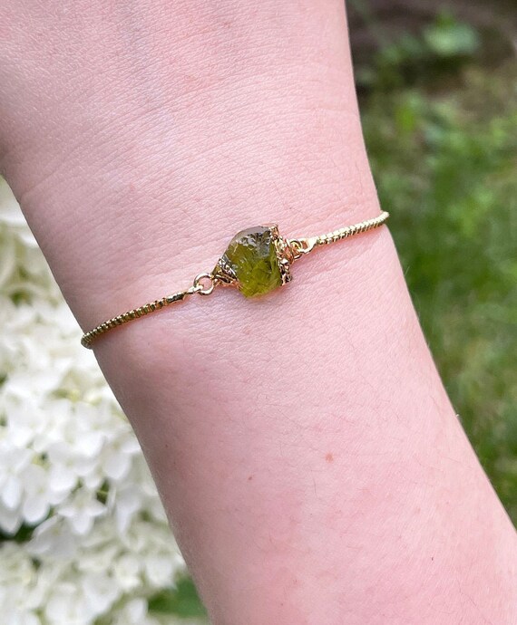 Peridot Raw Crystal Bracelet With Adjustable Slider Lock  (PER-RB-200-CAMERA-LOCK.) | Rananjay Exports