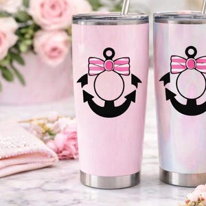 Pode incluir: Dois copos rosa isolados com um desenho de &acirc;ncora preta e um la&ccedil;o rosa. Um copo tem um acabamento rosa s&oacute;lido, enquanto o outro tem um acabamento perolado. Ambos t&ecirc;m bordas e canudos prateados. Os copos s&atilde;o decorados com um desenho de &acirc;ncora preta e um la&ccedil;o rosa.