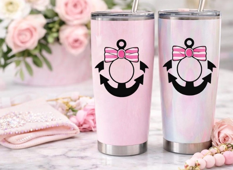 Pode incluir: Dois copos rosa isolados com um desenho de &acirc;ncora preta e um la&ccedil;o rosa. Um copo tem um acabamento rosa s&oacute;lido, enquanto o outro tem um acabamento perolado. Ambos t&ecirc;m bordas e canudos prateados. Os copos s&atilde;o decorados com um desenho de &acirc;ncora preta e um la&ccedil;o rosa.