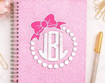 Monograma com laço fofo em SVG | Design de iniciais personalizadas | Adesivo feminino em SVG | Design para copos e carros | PNG, SVG, JPG | Download instantâneo