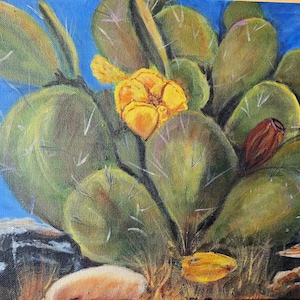 Puede incluir: Una pintura al &oacute;leo sobre lienzo que representa un nopal con paletas verdes, espinas blancas afiladas y una flor amarilla vibrante en plena floraci&oacute;n. Un solo capullo de fruto de color marr&oacute;n rojizo oscuro se ve a la derecha.