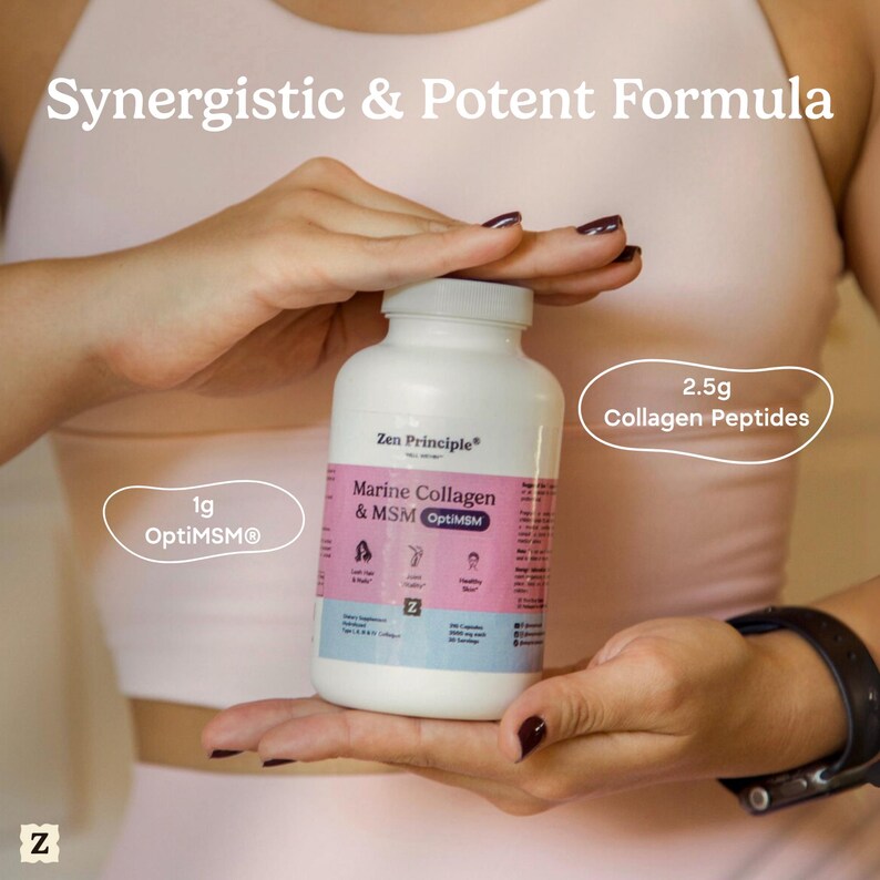 Może przedstawiać: Biała butelka suplement&oacute;w Zen Principle Marine Collagen & MSM OptiMSM. Etykieta zawiera tekst "2,5 g peptyd&oacute;w kolagenu" i "1 g OptiMSM". Butelka jest trzymana w dłoniach osoby.