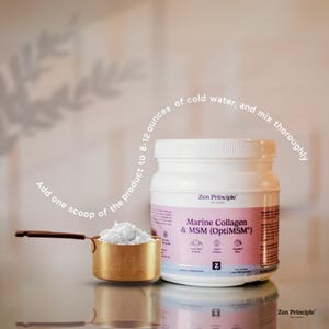 Może przedstawiać: Biały słoik Zen Principle Marine Collagen & MSM (OptiMSM) obok małej miedzianej miarki wypełnionej białym proszkiem. Tekst na słoiku m&oacute;wi, aby dodać jedną miarkę do 237-355 ml zimnej wody i dokładnie wymieszać.