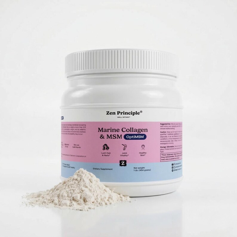 Może przedstawiać: Biały słoik suplementu diety Zen Principle Marine Collagen & MSM OptiMSM. Słoik ma białą pokrywkę i r&oacute;żową etykietę z tekstem i ikonami. Stos jasnego proszku leży przed słoikiem. Słoik zawiera 454 gramy produktu.
