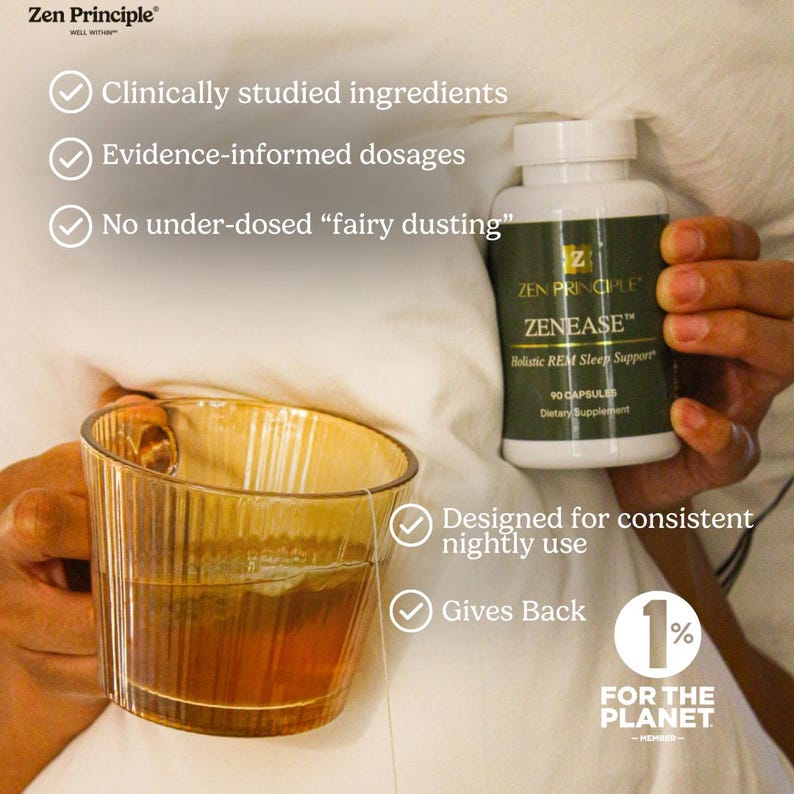 Peut inclure: Une bouteille de compl&eacute;ment alimentaire ZENEASE avec le texte "Holistic REM Sleep Support" et un verre de th&eacute;. L'image comprend &eacute;galement le texte "Clinically studied ingredients", "Evidence-informed dosages" et "Designed for consistent nightly use".