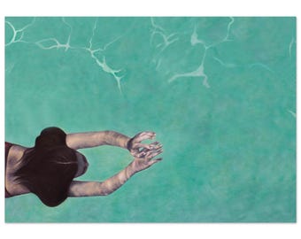 Türkis Unterwasser Kunstdruck | Schwimmende Figur im ruhigen Wasser | Unter der Oberfläche