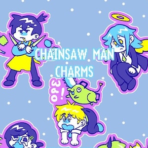 Könnte beinhalten: Illustration von Charakter-Anhängern im Anime-Stil. Das Bild zeigt Charaktere in verschiedenen Posen, mit dem Text "Chainsaw Man Charms" und "Jhaku Arts". Der Hintergrund ist hellblau mit weißen Punkten.