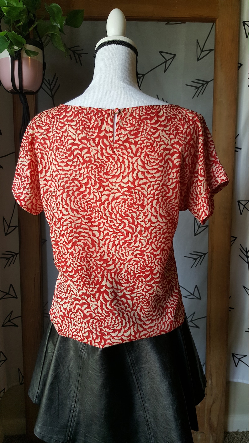 Vintage 80s red floral box top blouse with button detail