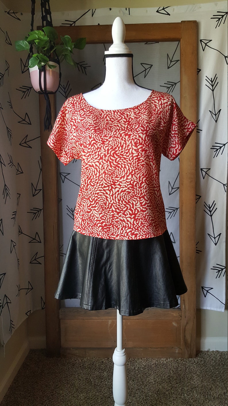 Vintage 80s red floral box top blouse with button detail