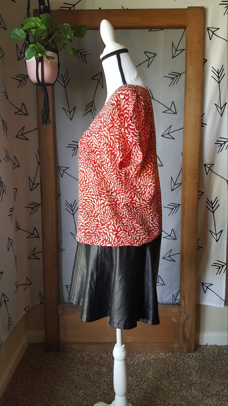 Vintage 80s red floral box top blouse with button detail