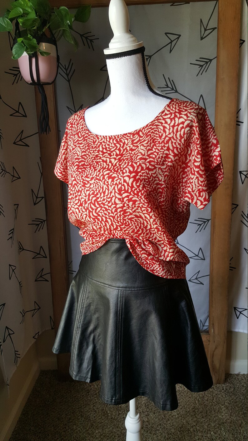 Vintage 80s red floral box top blouse with button detail