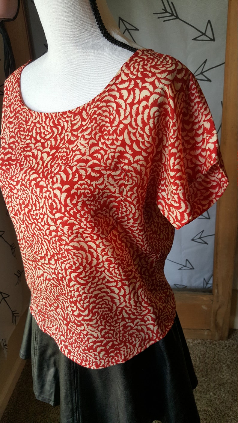 Vintage 80s red floral box top blouse with button detail