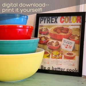 Könnte beinhalten: Ein Satz von vier Vintage-Pyrex-Rührschüsseln in Gelb, Türkis, Rot und Blau. Die Schüsseln sind übereinander gestapelt. Im Hintergrund befindet sich eine gerahmte Anzeige für das Pyrex Color Ware Ofen- und Tischset. Die Anzeige zeigt eine Auswahl an Pyrex-Gerichten und den Text "Kochen Sie besser".