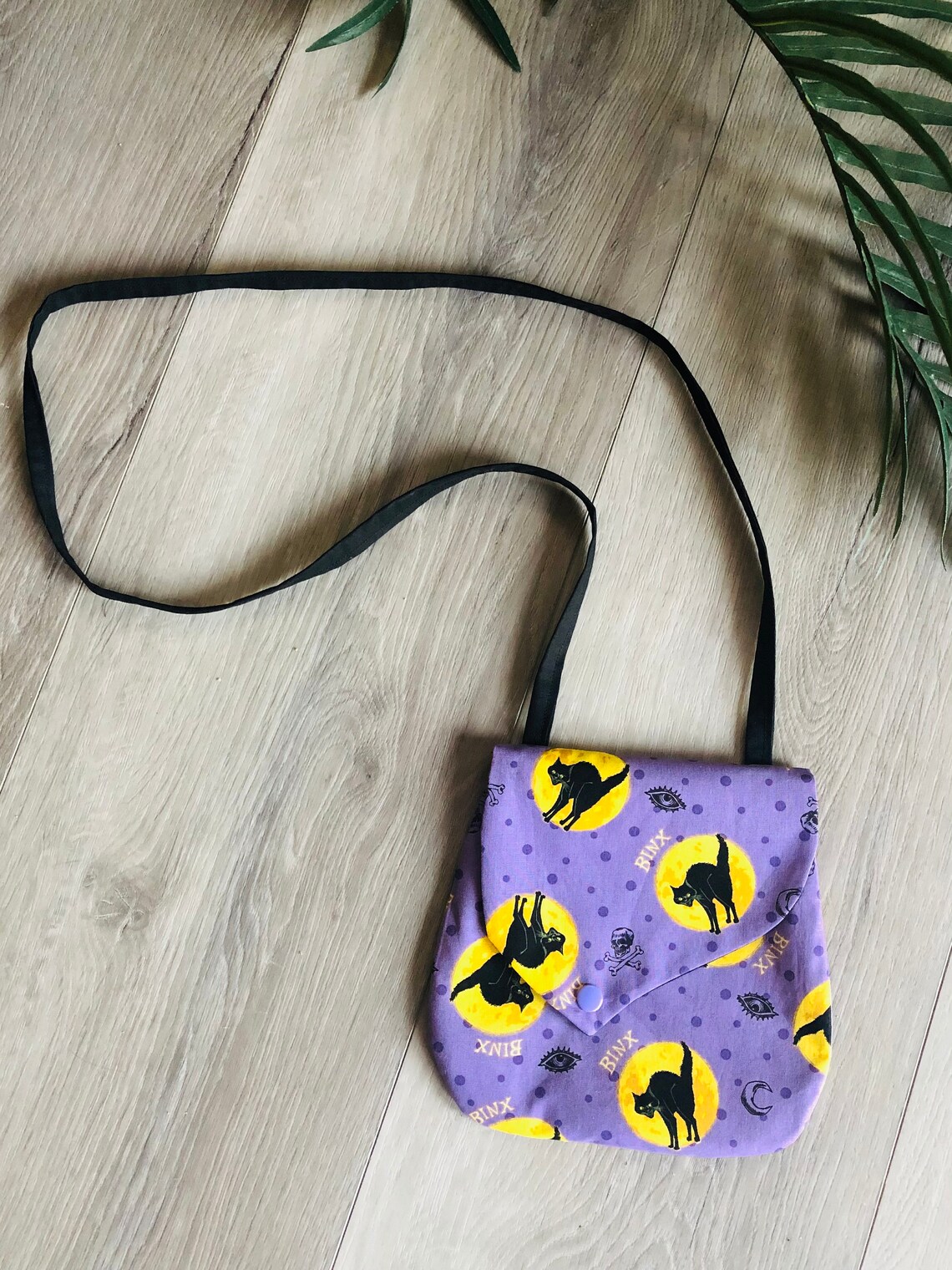 hocus pocus binx candle crossbody bag