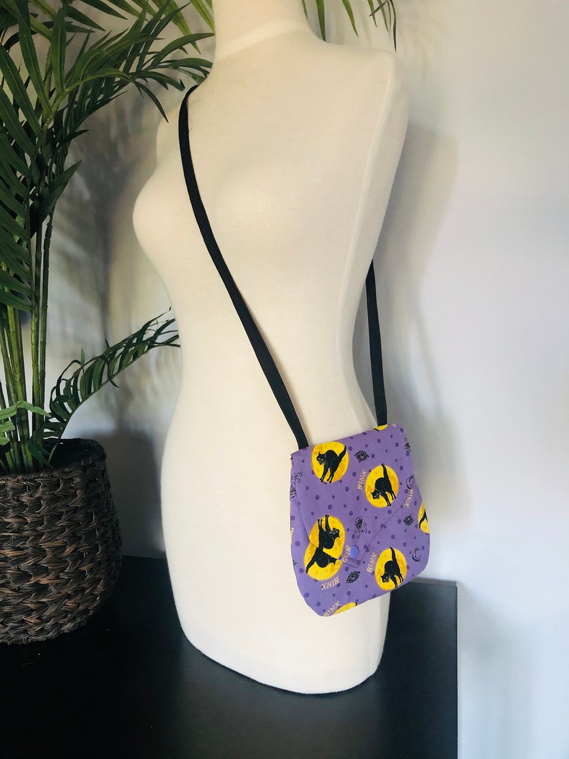 hocus pocus binx candle crossbody bag