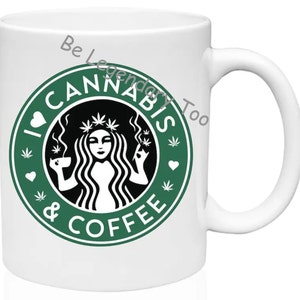 Peut inclure: Une tasse à café en céramique blanche avec un logo vert et noir qui dit "J'aime le cannabis et le café". Le logo représente une femme aux cheveux longs tenant une tasse de café et une feuille de marijuana.
