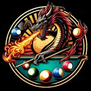 Puede incluir: Un dragón rojo ardiente exhala fuego mientras sostiene un taco de billar sobre una mesa de billar de fieltro verde con ocho bolas de billard. El dragón está situado sobre un fondo de puesta de sol con un marco circular.
