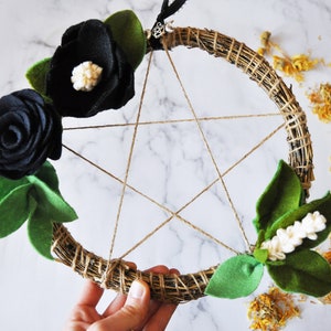 Black Floral Wicca Wreath I Wiccan Pentagram Wreath - Pentacle Wreath - Black flower wreath - witch decor - gothic wreath - goth decor door