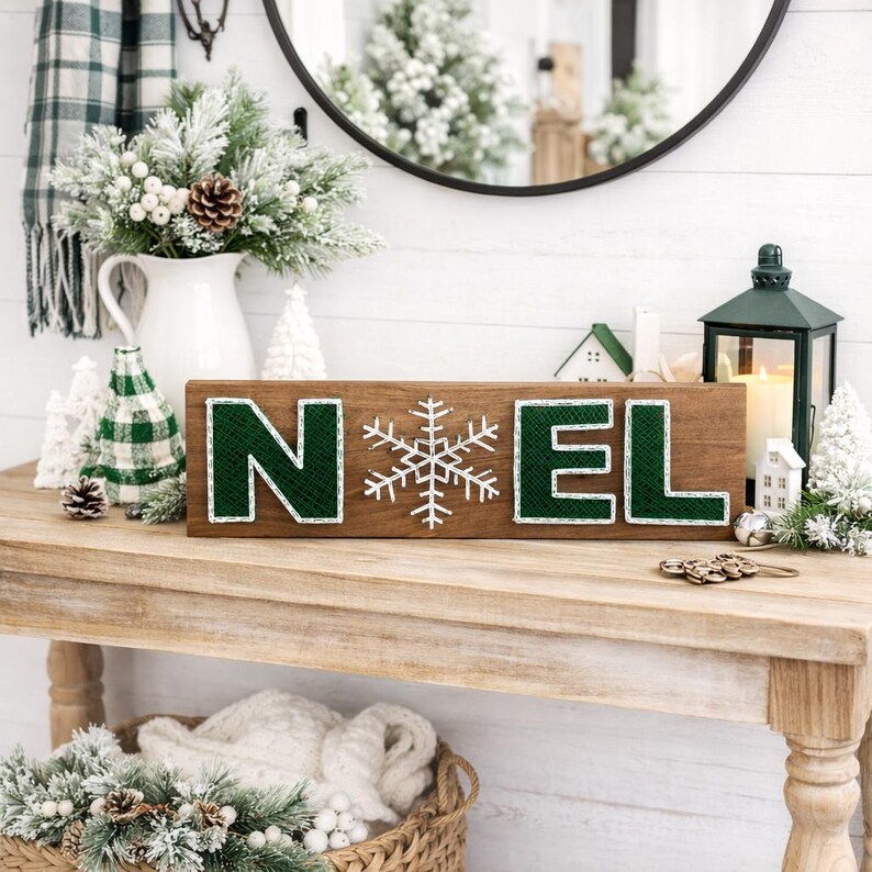 Peut inclure: Une tasse en c&eacute;ramique blanche avec une anse noire et le texte "But First, Coffee" en gras noir. La tasse est pos&eacute;e sur un fond flou. La tasse mesure environ 10 cm de hauteur.