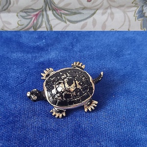 Broche de metal tartaruga vintage/broche de esmalte preto