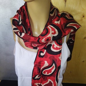 Chal negro y rojo