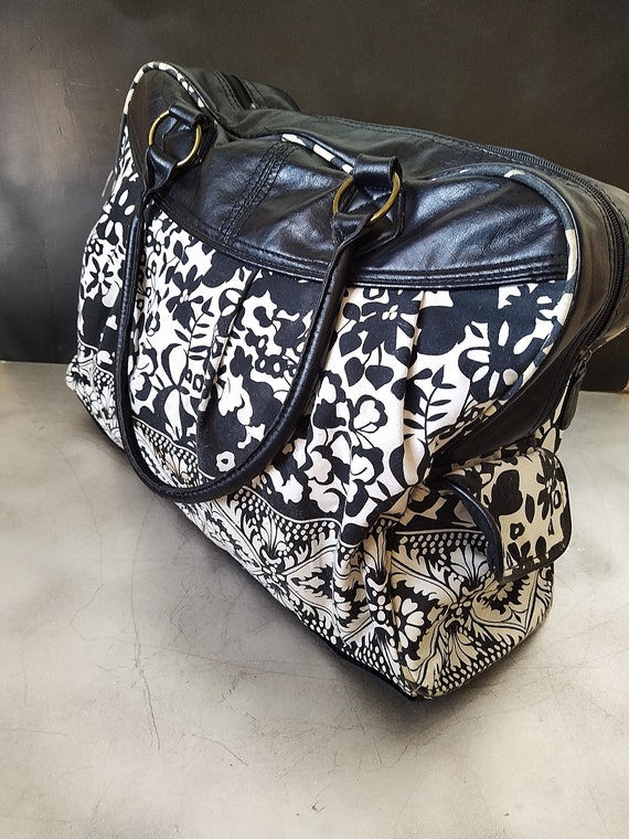 Large Traveling Bag/Black and White - image 1