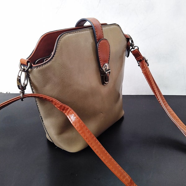 Konische Lacktasche/Crossbody bag