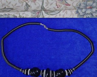 Collar de plástico vintage negro
