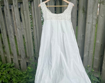 Longue robe de nuit ancienne en coton blanc avec corsage à bordures au crochet de style édouardien, grande taille