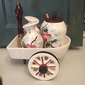 Zestaw ceramicznych przypraw Napco Japan, wózek na przyprawy, solniczka i pieprzniczka, słoik na miód z drewnianą łyżką i uchwytami, motyw azjatycki