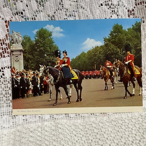 Vintage Queen Elizabeth II Ceremonia de Trooping los colores Postal tarjeta 1950s auténtica tarjeta sin usar Londres