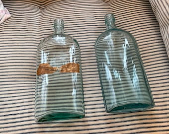 Antike aquablaue Glas Medizin Flaschen große Apotheker