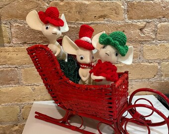 Vintage Weihnachtsbeflockte Mäuse auf Weiden Schlitten 1970er Jahre 2 Mäuse und 1 Schlitten