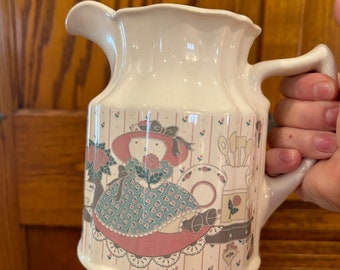 Vintage 1980er Jahre Country Cat by Traditions Krug mit rosa und blauem Kitty-Kitsch
