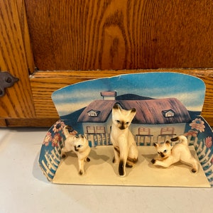 Ensemble de 3 chats siamois miniatures vintage en porcelaine tendre sur carton