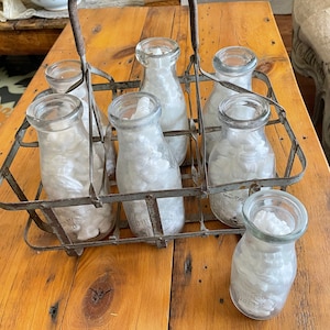 bouteilles de lait vintage et transporteur de caisse en métal 7 bouteilles Hamilton et Ashgrove Dairy Farmhouse Décor de style primitif