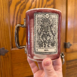 Mug vintage, tasse de poterie, carte de tarot du diable