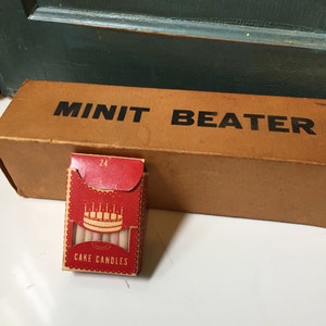 vintage Boxed Hand beater Et boîte de bougies d’anniversaire boîtes publicitaires antiques avec contenu années 1930